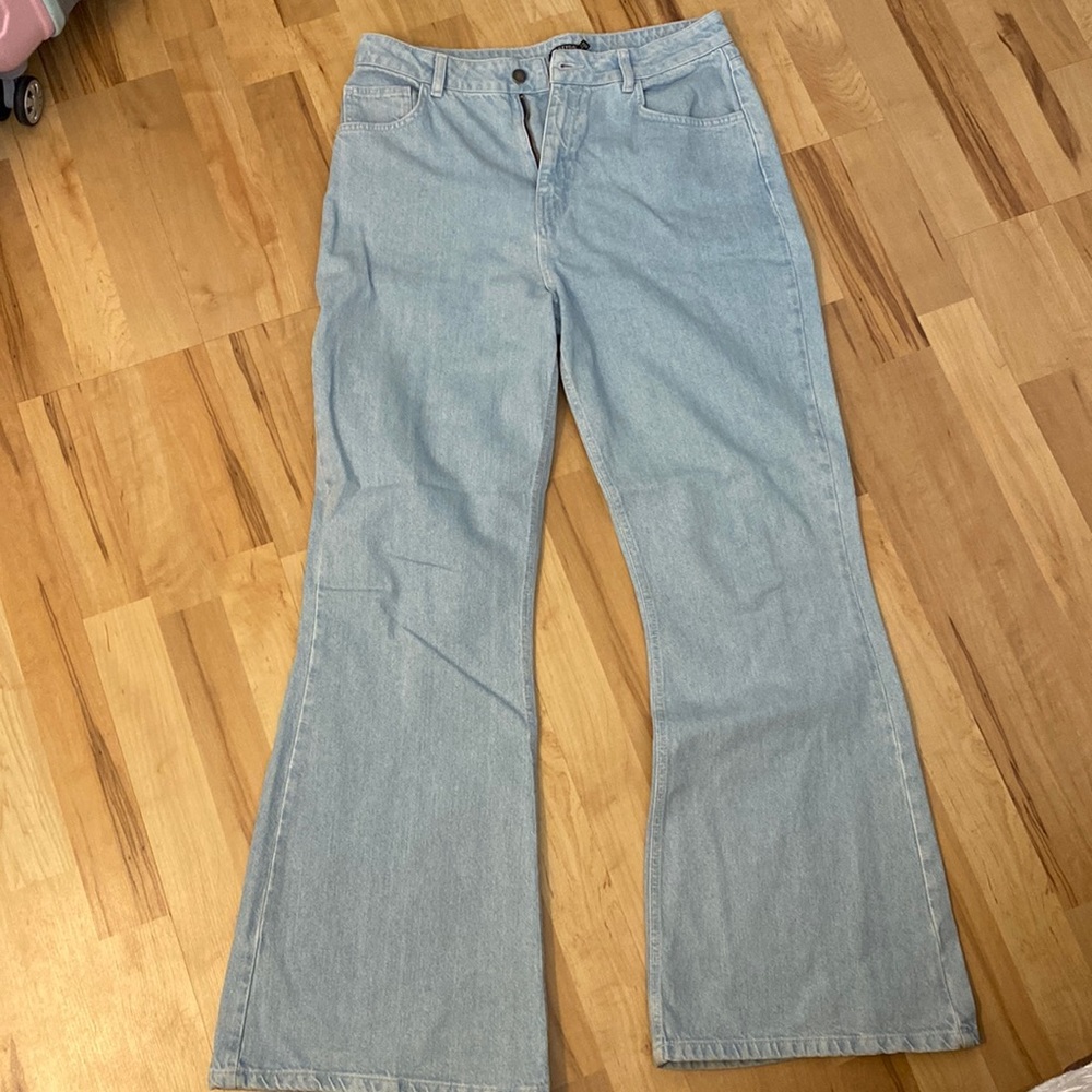 Light wash star detail flare jeans